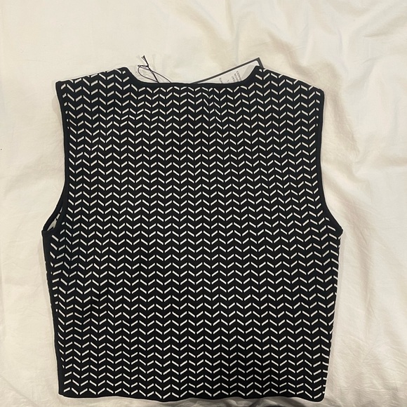 Black and white print top that's a longer crop top. Brand new with tags. Size L - Picture 3 of 3